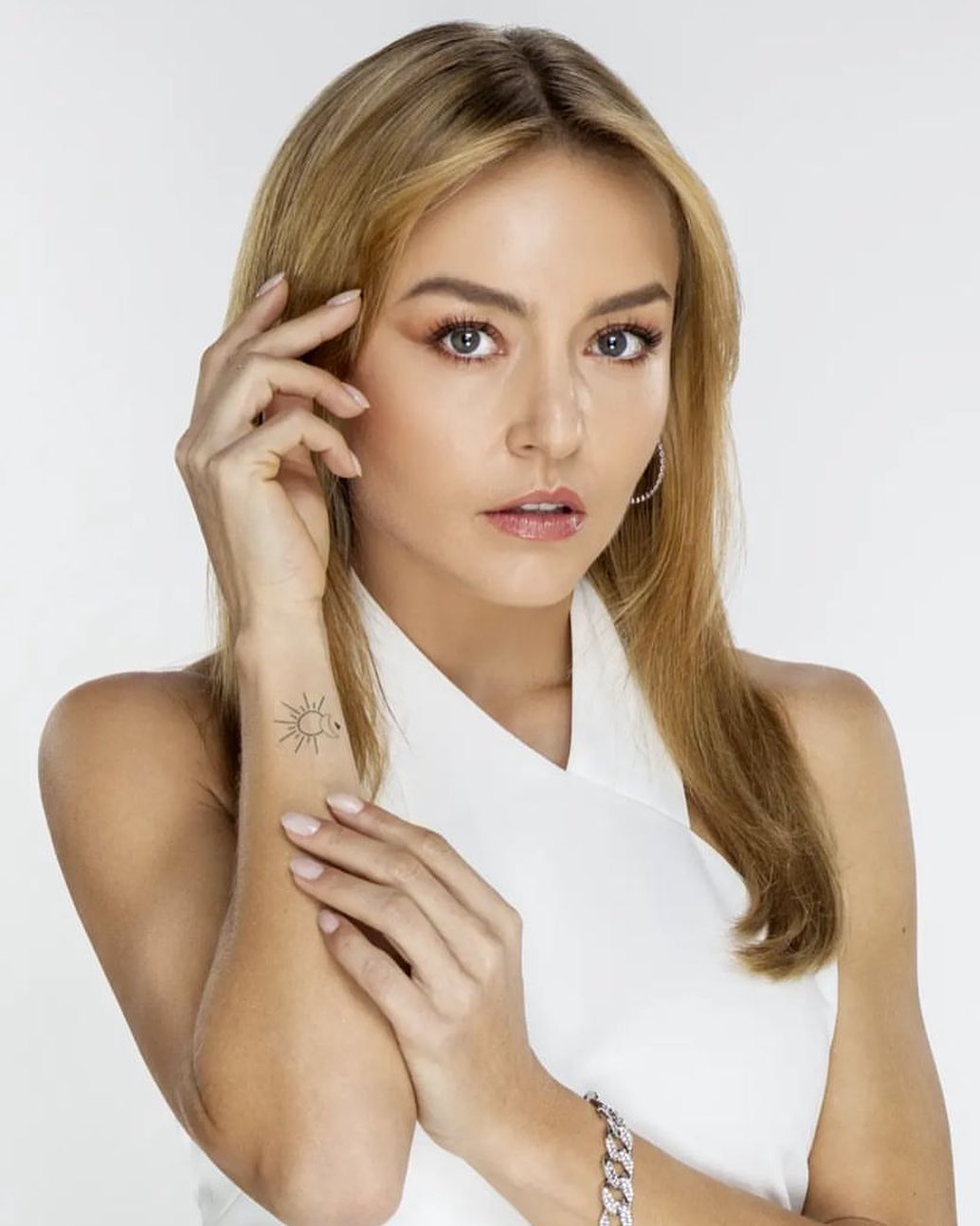 https://b.radikal.host/2023/03/14/Photo-shared-by-El-Amor-Invencible-on-February-15-2023-tagging-angeliqueboyer-juanosorio.oficial-and-elamorinvencible.-May-be-a-closeup-of-1-person..jpg