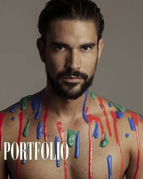 Photo by REVISTA PORTFOLIO BRAZIL on March 19, 2023. May be a closeup of 1 person, beard and text.
